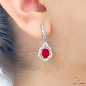 نیم ست نقره زنانه طرح اشک ce-new-21 عکس نمای نزدیک گوشواره روی گوش زن