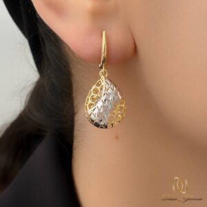 نیم ست نقره زنانه دو رنگ اشک ce-new-27، نمای نزدیک گوشواره روی گوش مدل