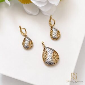 نیم ست نقره زنانه دو رنگ اشک ce-new-27، نمایش قطعات روی صفحه سفید با گل در پس زمینه