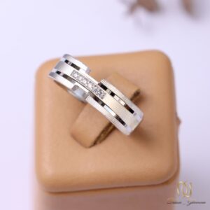 انگشتر نقره مردانه نگین دار طرح حلقه کد ri-m-27، نمای بالا با زاویه چرخش روی نمایشگر چرمی