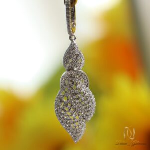 گوشواره نقره اسلیمی er-s-25 آویز شده از قلاب طلایی، نمای جلو، نمایش جزئیات طرح گلبرگ و کریستالهای تزئینی