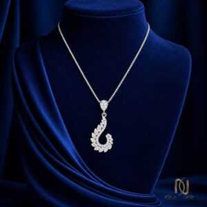 گردنبند نقره زنانه بال پرنده مجلسی ne-new-63 روی مانکن مخمل آبی، نمای استودیویی حرفهای با نورپردازی متمرکز