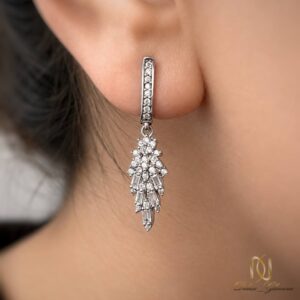 سرویس نقره زنجیری ns-s-26 عکس گوشواره نقره بر روی گوش مدل نمای نزدیک