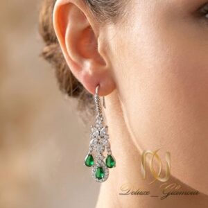 گوشواره نقره آویز طرح گل مجلسی er-s-33 روی گوش مدل زنانه، نمای کناری و نزدیک