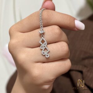 نیم ست نقره عیار 925 زنانه مجلسی کد ce-new-86، نمای نزدیک پندل گردنبند نقره در دست