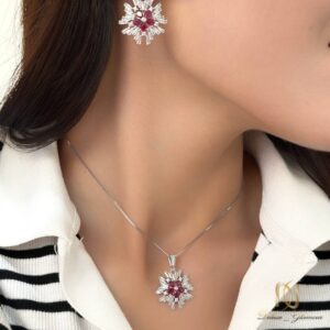 نیم ست نقره زنانه طرح خورشیدی گل یاقوتی ce-new-78، مدل wearing کامل نیم ست با گوشواره و گردنبند برنداقوتی