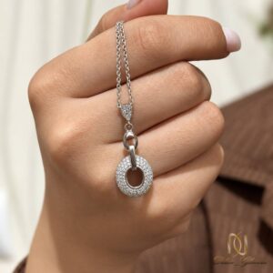 نیم ست نقره زنانه نگین دار طرح اشک کد ce-new-84، نمای نزدیک گردنبند نگین دار در دست