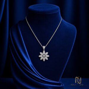 گردنبند نقره زنانه طرح گل هشتپر مجلسی ne-new-68 روی مانکن مخمل آبی، نمای نزدیک پندنت گل هشتپر
