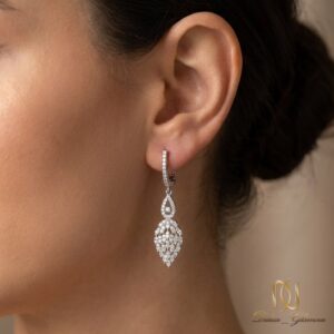 گوشواره نقره آویز er-s-21 روی گوش مدل زنانه، نمای کناری