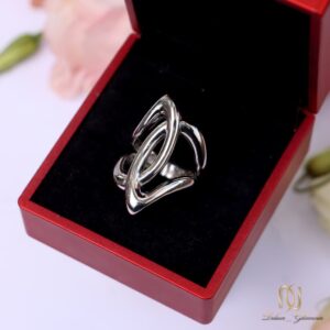 انگشتر نقره زنانه طرح گره مدرن ri-s-58 در جعبه جواهرات قرمز، نمای بالا و باز