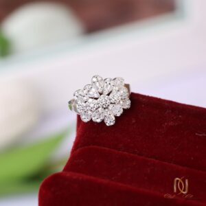 انگشتر نقره زنانه طرح گل پرکار درخشان ri-s-80 عکس روی بند انگشتر مخمل قرمز با وزن 4.20 گرم