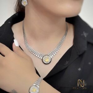 سرویس نقره زنانه طرح رولکس تاجدار مجلسی ns-s-43، عکس مدل با ست کامل، نمایش همزمان گردنبند، گوشواره و دستبند روی بدن