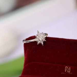 انگشتر نقره زنانه طرح ستاره درخشان ظریف ri-s-85 عکس روی نمایشگر مخمل قرمز با وزن 1.86 گرم