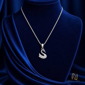 گردنبند نقره زنانه طرح قو ظریف ne-new-61 روی مانکن مخمل آبی