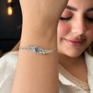 دستبند نقره زنانه زنجیری br-s-15، نمای بالایی مچ دست با پوشیدن دستبند زنجیری نقره