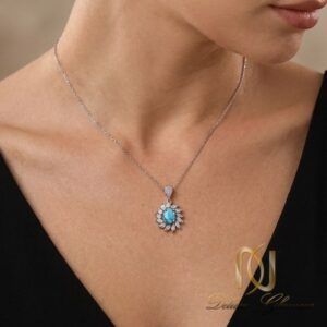 گردنبند نقره زنانه گل ne-new-31 با سنگ فیروزه آبی، روی گردن زن، نمای پوشش