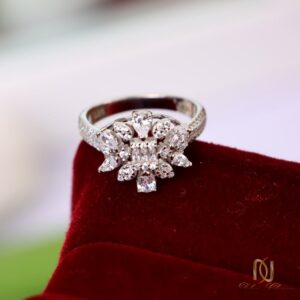 انگشتر نقره زنانه با تاج طرح جواهری ri-s-83، عکس روی نمایشگر مخمل قرمز با وزن 3.55 گرم