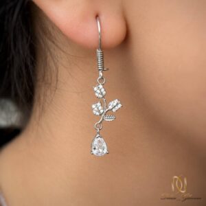 سرویس نقره زنانه پروانه ns-s-29 نمای نزدیک گوشواره نقره بر روی گوش زن