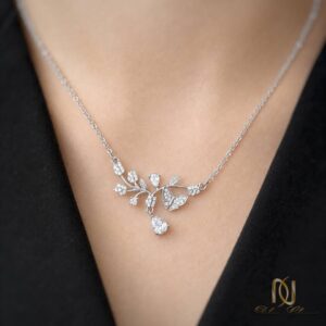 سرویس نقره زنانه پروانه ns-s-29 نمای گردنبند پروانه‌ای بر روی گردن با لباس مشکی
