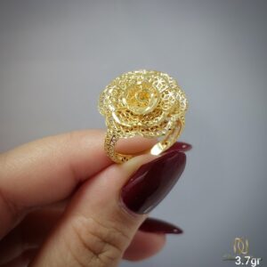 انگشتر نقره زنانه مجلسی طرح گل رز ri-s-97 نمای کناری و نزدیک با جزئیات فلزی و تزئینی گره‌ای