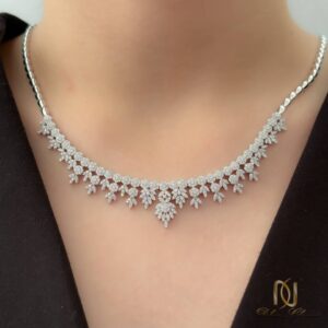 سرویس نقره زنانه گل و برگ ns-s-21، نمای نزدیک گردنبند گلهای پرپر بر روی گردن، طراحی آویز گل و برگ