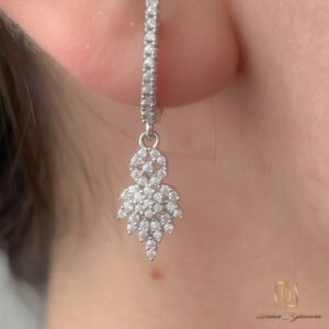 سرویس نقره زنانه گل و برگ ns-s-21، نمای نزدیک گوشواره آویز گل و برگ بر روی گوش