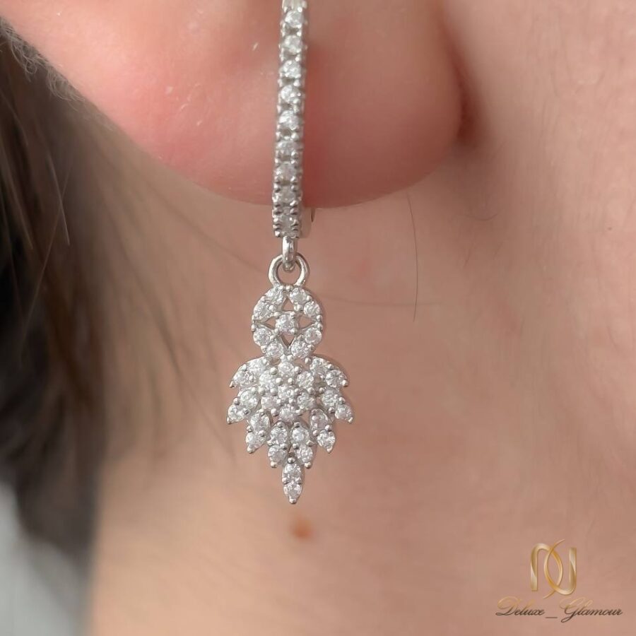 سرویس نقره زنانه گل و برگ ns-s-21، نمای نزدیک گوشواره آویز گل و برگ بر روی گوش