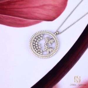 گردنبند نقره زنانه پروانه ne-new-110 عکس روی گل قرمز، نمای کناری با مشخصات وزن 3.52 گرم