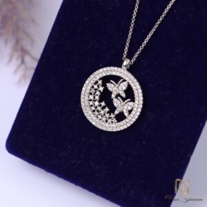 گردنبند نقره زنانه پروانه ne-new-110 عکس روی بوم مخمل آبی، نمای ایستاده و کلوزآپ