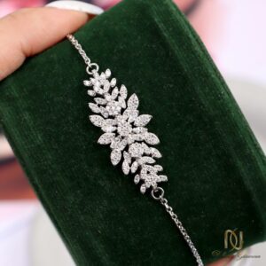 دستبند نقره زنانه مجلسی گل و برگ br-s-51 عکس نمای بالا دستبند روی جعبه مخمل سبز با وزن 3.80 گرم