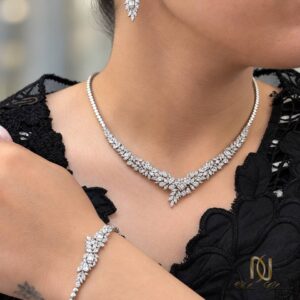 سرویس نقره زنانه مجلسی خوشه برگی ns-s-71 عکس کامل ست روی مدل با لباس مشکی، نمایش هماهنگی کامل جواهرات