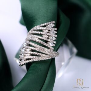 انگشتر نقره زنانه مجلسی جواهری ri-s-110 عکس نمای نزدیک، نمایش جزئیات سنگهای برش مارکیز روی پارچه سبز