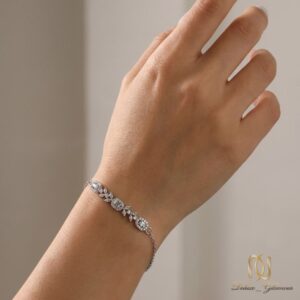 دستبند نقره زنانه مجلسی برگ br-s-50 نمای پوشش روی مچ دست زنانه