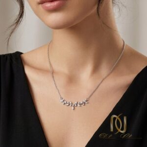 گردنبند نقره زنانه مجلسی شاخه برگ ne-new-103 بر روی مدل زن با لباس مشکی، نمای گردن