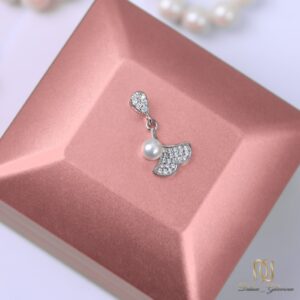 گردنبند نقره زنانه مجلسی برگ و مروارید ne-new-100، روی جعبه صورتی با نمایش وزن 1.51 گرم و مروارید در پس‌زمینه