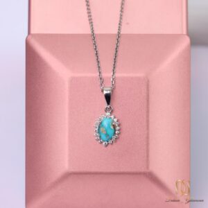 گردنبند نقره زنانه نگین فیروزه بیضی ne-new-107 روی جعبه نمایش صورتی با وزن 1.10 گرم