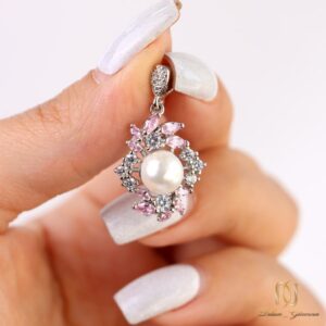 گردنبند نقره زنانه مجلسی گل مروارید ne-new-101 نمای نزدیک دست holding pendant با ناخن سفید